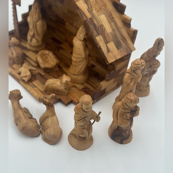Large Handmade / Handcarved Olive Wood Primitive Nativity Scene - Picture 12 of 14